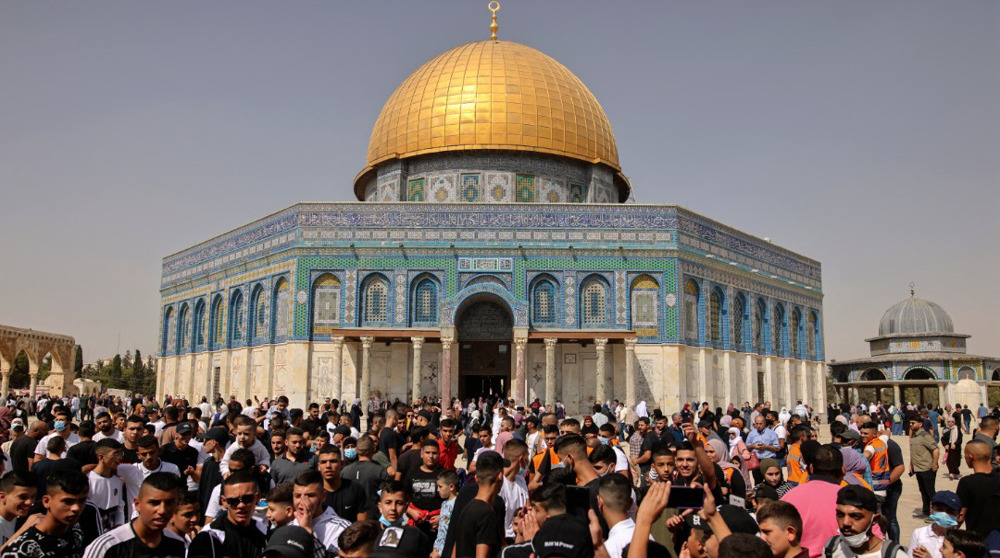 Jamaah Muslim Palestina berkumpul di depan Masjid Kubah Batu di kompleks Masjid al-Aqsa.