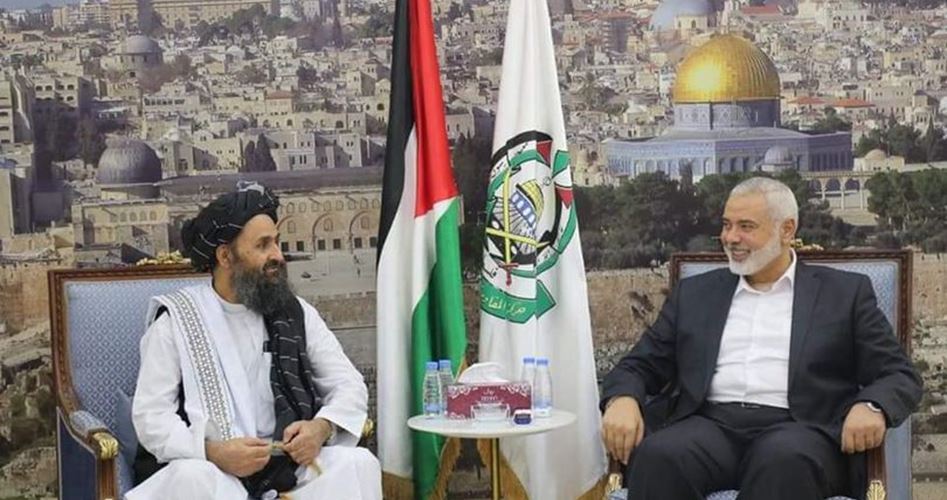 Kepala biro politik Hamas Ismail Haniyeh (kanan) dan menteri luar negeri Afghanistan Amir Khan Muttaqi (kiri).