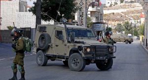 Pasukan Israel memblokir jalan di tengah bentrokan menyusul demonstrasi yang menyerukan pembebasan tahanan Palestina yang melakukan mogok makan di penjara-penjara Israel, di kota al-Khalil (Hebron) Tepi Barat, pada 24 Oktober 2021.