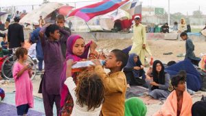 Keluarga Afghanistan yang tiba dari Afghanistan terlihat di tenda darurat mereka saat mereka berlindung di dekat stasiun kereta api di Chaman, Pakistan, pada 1 September 2021.