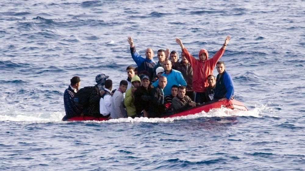 File foto menunjukkan perahu kecil yang membawa migran ilegal di lepas pantai tenggara Spanyol, utara perbatasan Maroko-Aljazair, di Laut Mediterania.