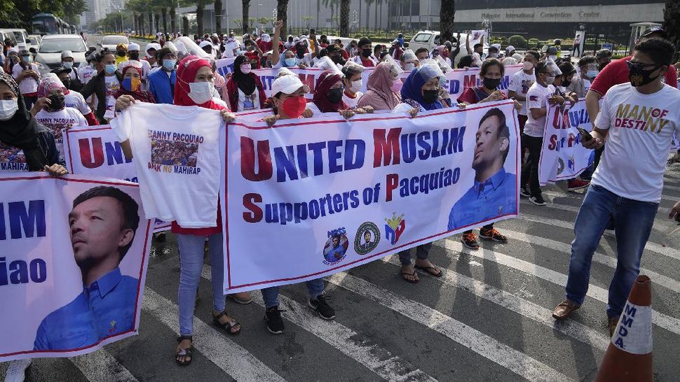 Warga Antar Pacquiao Daftar Capres Filipina