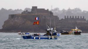 Kapal nelayan Prancis memprotes di depan pelabuhan Saint Helier di lepas pantai pulau Jersey, Inggris, menentang pembatasan yang tidak adil atas kemampuan mereka untuk menangkap ikan di perairan Inggris setelah kesepakatan Brexit.