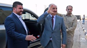 Komandan pemberontak Libya Jenderal Khalifa Haftar melambaikan tangan setelah mendaftar di markas lokal Komisi Pemilihan Nasional Tinggi di kota timur Benghazi pada 16 November 2021.