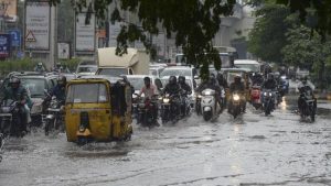 New Delhi, Purna Warta - Hujan deras sedang melanda wilayah Selatan India. Hujan ini membanjiri jalanan dan juga menghancurkan banyak rumah.