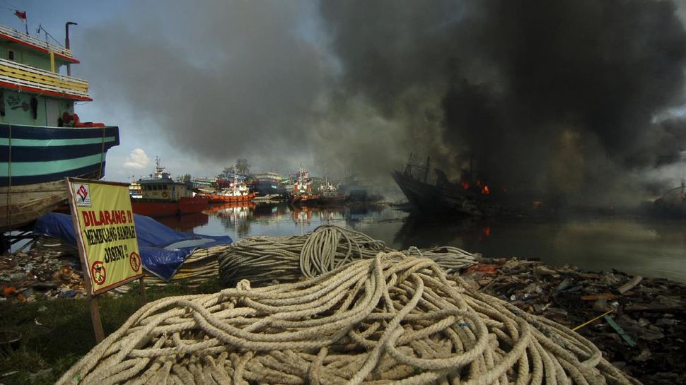 Kapal-kapal Pencari Ikan Dilalap Si Jago Merah di Pelabuhan Tegal