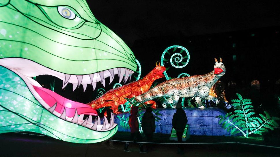 Lampu Warna-warni Dinosaurus Hiasi Taman di Prancis