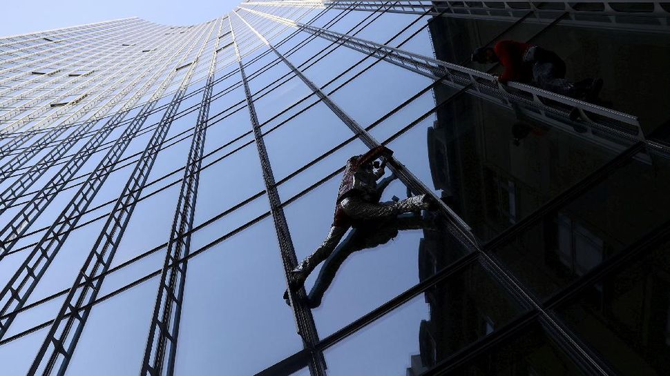 Sang Spiderman Prancis Panjat Gedung Pencakar Langit di Frankfurt