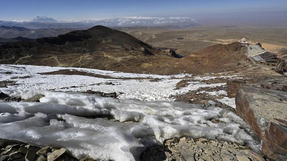 Cairnya Salju di Resor Ski Tertinggi di Dunia