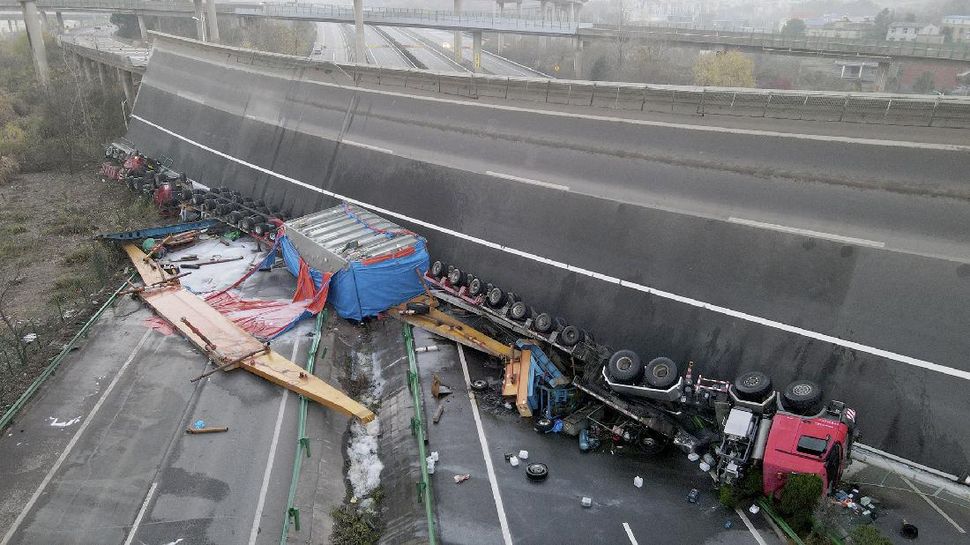 Truk dan Mobil Tertindih Jembatan Tol Ambruk di China