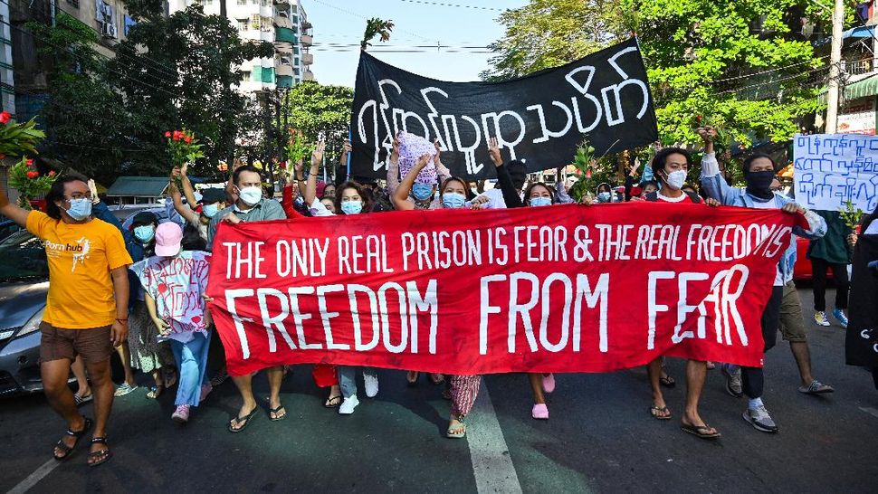 3 Orang Demonstran Tewas Ditabrak Tentara Myanmar