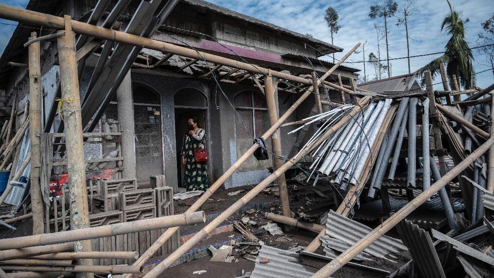 Para Pengungsi Erupsi Semeru Pulang Bersihkan Rumah