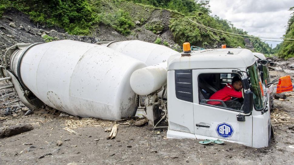 Bandang Lahar Hujan Merapi Terjang Proyek Dam Magelang