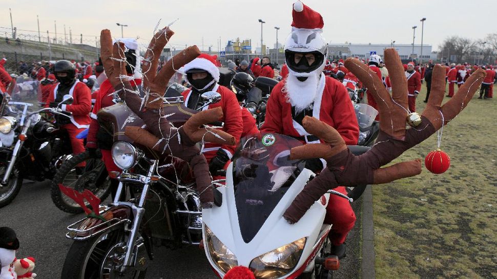 Jalanan Polandia Dibanjiri Ribuan Biker 'Santa Claus' Jelang Natal