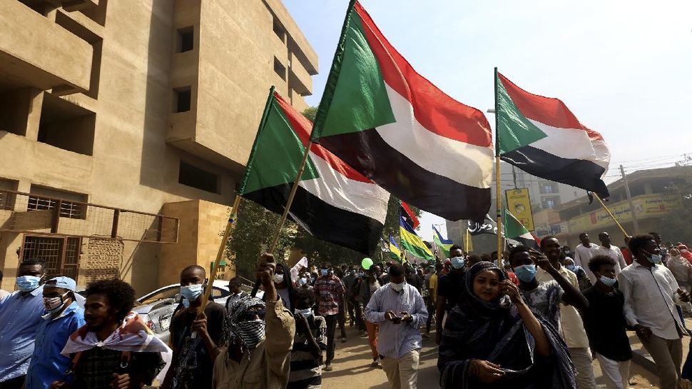 PurnaWarta - Para pendemo menari setelah berhasil masuk kompleks Istana Presiden di Sudan. Mereka memprotes kudeta militer di negara itu. (REUTERS/Mohamed Nureldin Abdallah)