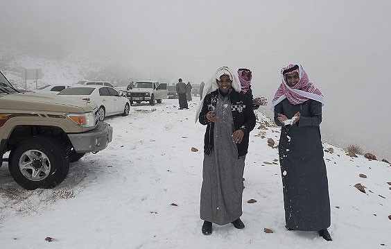 Salju dan Hujan Es yang Aneh di Gurun Madinah  +  Video + Foto