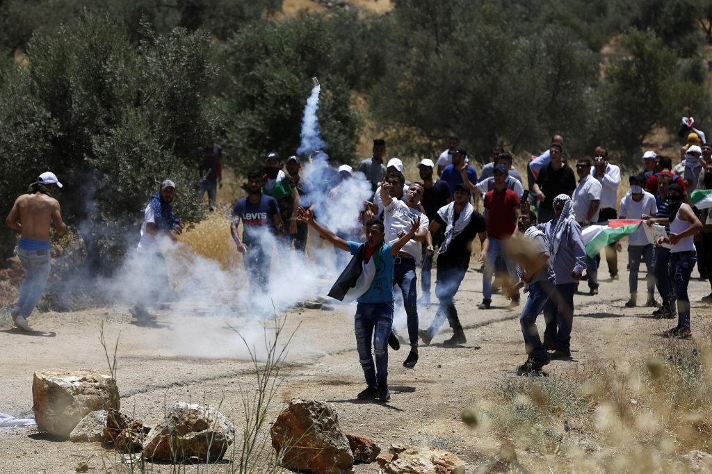 Yerusalem, Purna Warta - Puluhan warga Palestina terluka pada Sabtu malam (29/1) ketika pasukan pendudukan Israel (IOF) menyerang pawai mingguan mereka di kota Kafr Qaddum, Tepi Barat, timur Qalqilya.