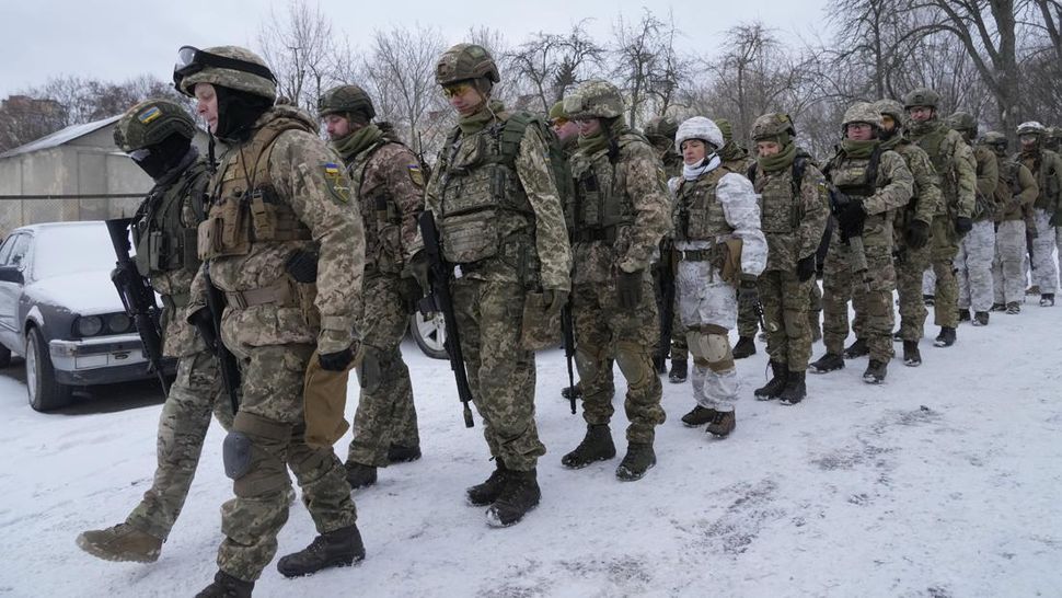 Warga Ukraina Angkat Senjata Waspada Serangan Rusia