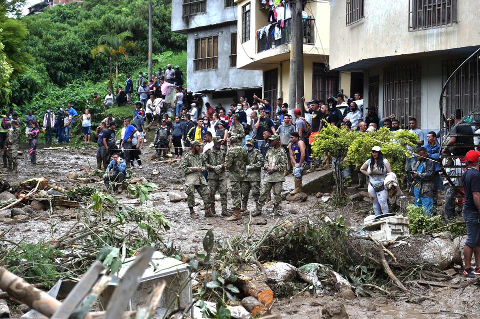 Beberapa keluarga yang tinggal di dekat sungai dievakuasi karena risiko banjir.