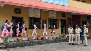 Sekolah di Karnataka India Kembali Dibuka, Gadis Muslim India Dipaksa Lepas Hijab + Video