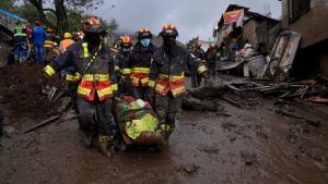 Lingkungan La Gasca dan La Comuna di bawah lereng gunung Rucu Pichincha terkena longsor parah. (AP)