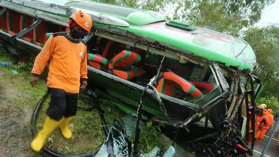 13 Penumpang Meninggal Dunia Akibat Bus Tabrak Tebing di Bantul