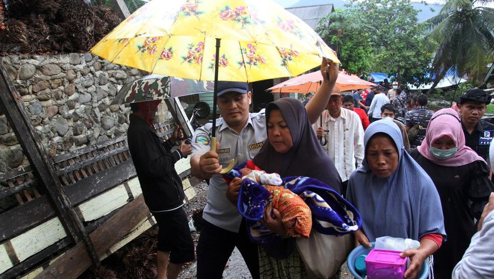 Para Pengungsi Gempa Pasaman Barat Berdesakan di Tenda Darurat
