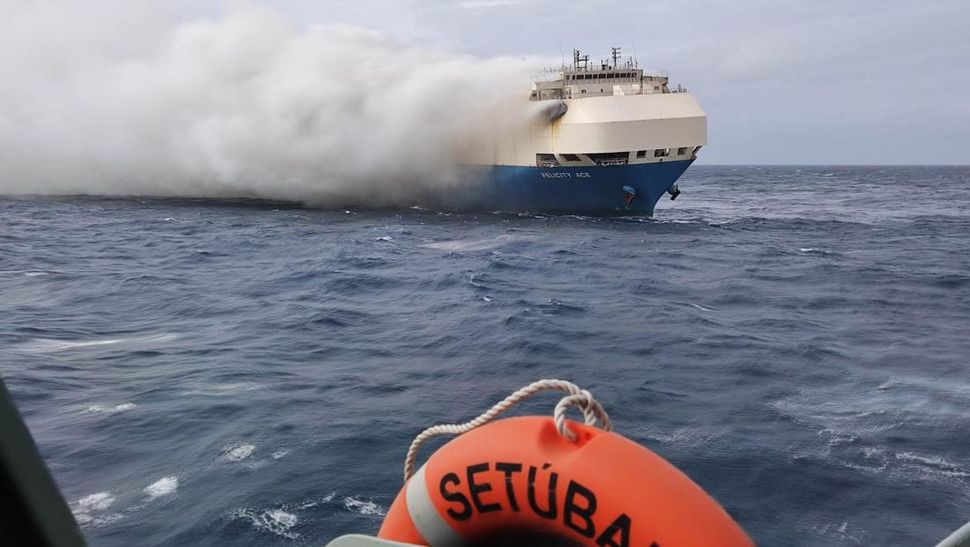Kapal Kargo Bermuatan Mobil Mewah Kebakaran di Samudra Atlantik