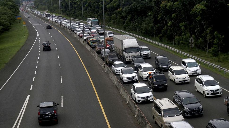 'Padat' Jalur Puncak Diserbu Warga Menikmati Libur Panjang