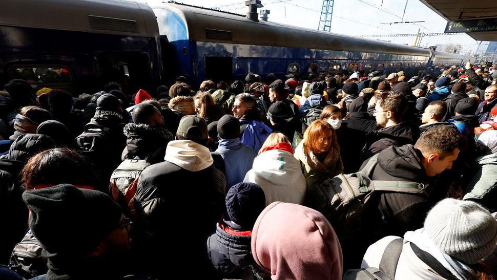 Kerumunan Warga Ukraina Berdesakan di Stasiun Kiev untuk Mengungsi