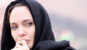 Pesan Penting dari Kunjungan Angelina Jolie ke Yaman