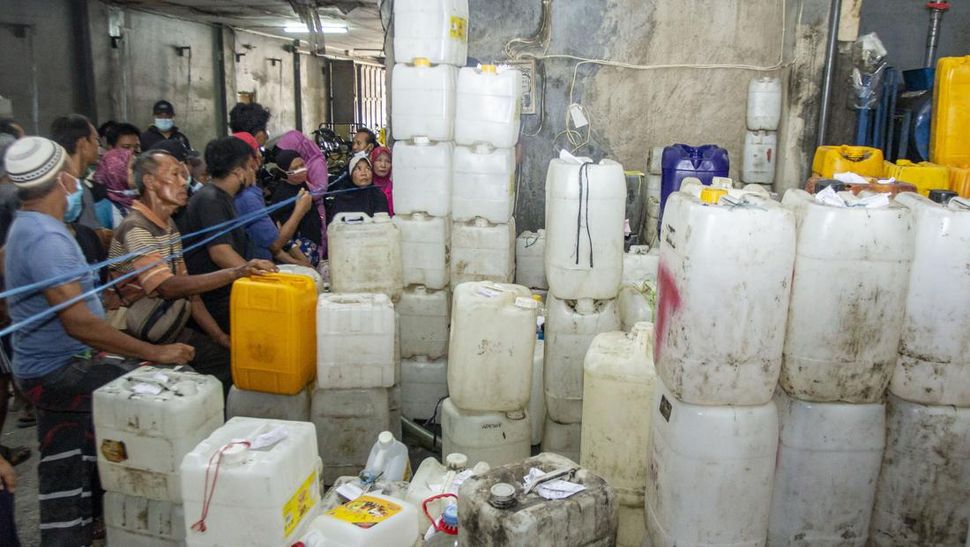 Warga Mengais Tiap Tetes Minyak Goreng Curah