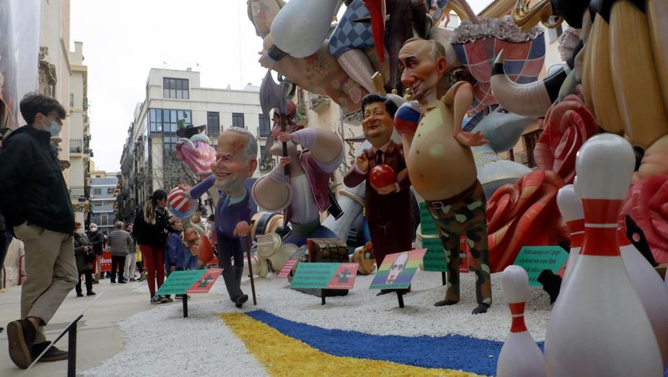 Figur 'Putin' dan 'Biden' Dibakar di Festival Api La Fallas