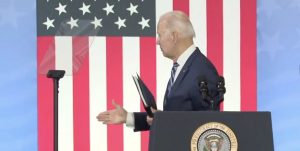 Biden Berjabat Tangan Dengan Orang Imajiner Lagi + Video