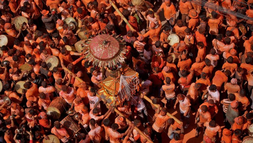 Perayaan Festival Sindur Jatra di Nepal