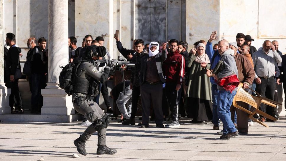 Warga Palestina Diserang Polisi Israel di Masjid Al-Aqsa