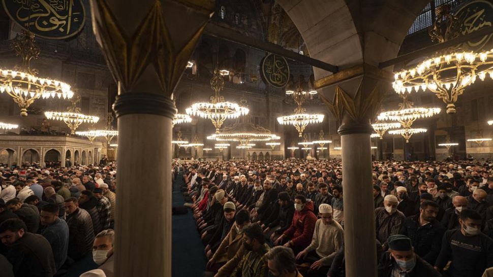 Setelah 88 Tahun, Salat Tarawih Pertama di Hagia Sophia Turki Terlaksana