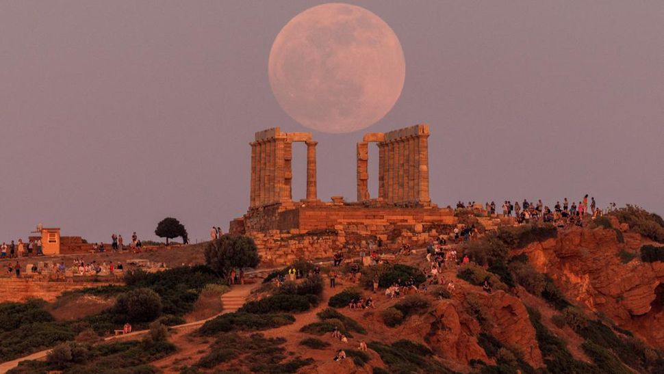 Keindahan Bulan Merah di Langit Amerika-Eropa