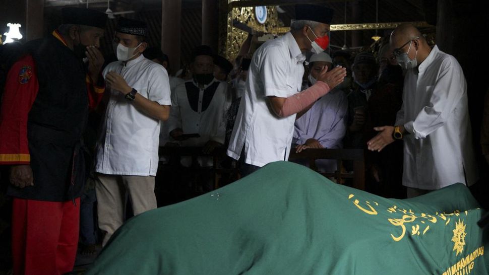 Jemaah Mengantar Buya Syafii Maarif ke Pusara