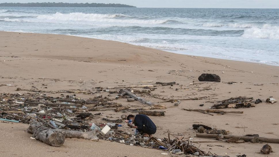 'Kecantikan'  Pantai Ujung Kulon Ditutupi Sampah Plastik