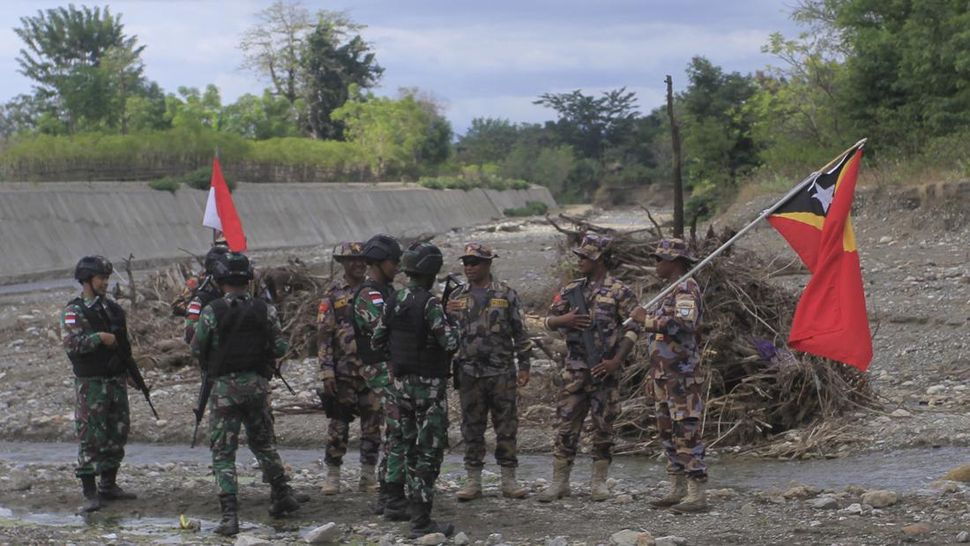 TNI Patroli Bersama Para Penjaga Perbatasan Timor Leste