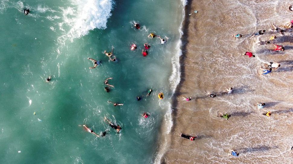 Warga Palestina Berlibur di Pantai Kota Gaza yang Bebas Polusi