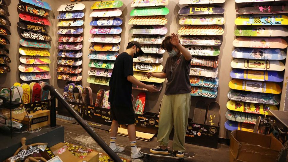 Orang Beijing Atasi Cemas karena Lockdown dengan Surfskate