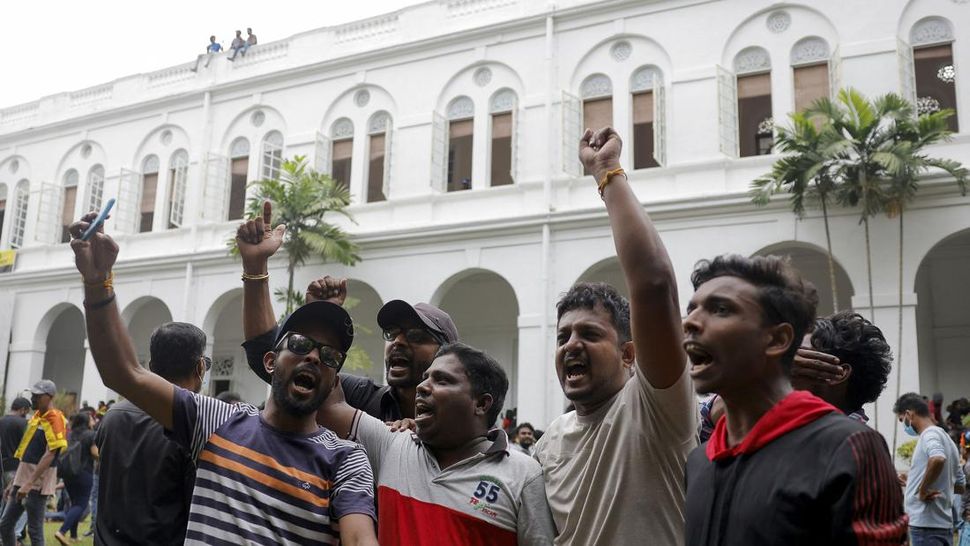 Para Demonstran Duduki Rumah Presiden Sri Lanka yang Kabur