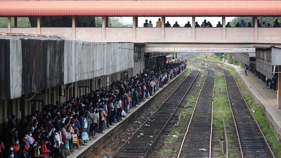 Warga Berbondong Naik Kereta Sebab Sri Lanka Krisis BBM