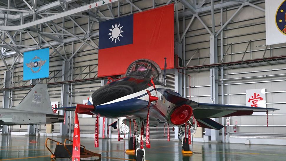 Taiwan Latihan Jet Brave Eagle di Tengah Panas Taiwan-China