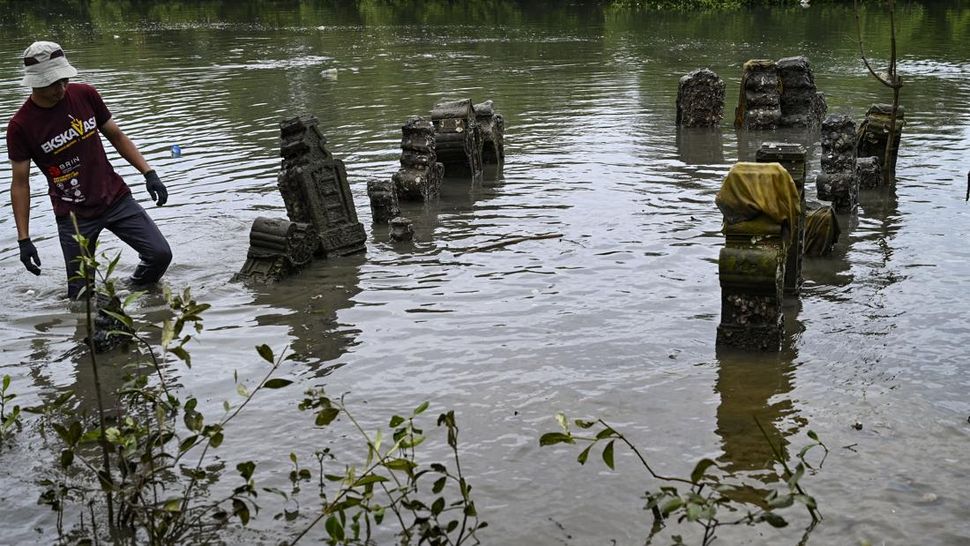 Penyelamatkan Nisan Para Raja Aceh dari Kuburan Lumpur Tsunami