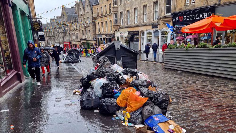 Pemogokan Pekerja Sampah Skotlandia Memenuhi Jalanan Dengan Sampah