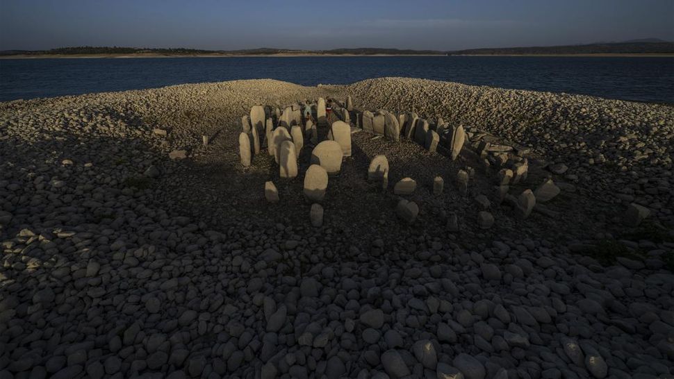 Monumen Stonehenge ala Spanyol Muncul dari Bawah Waduk Surut