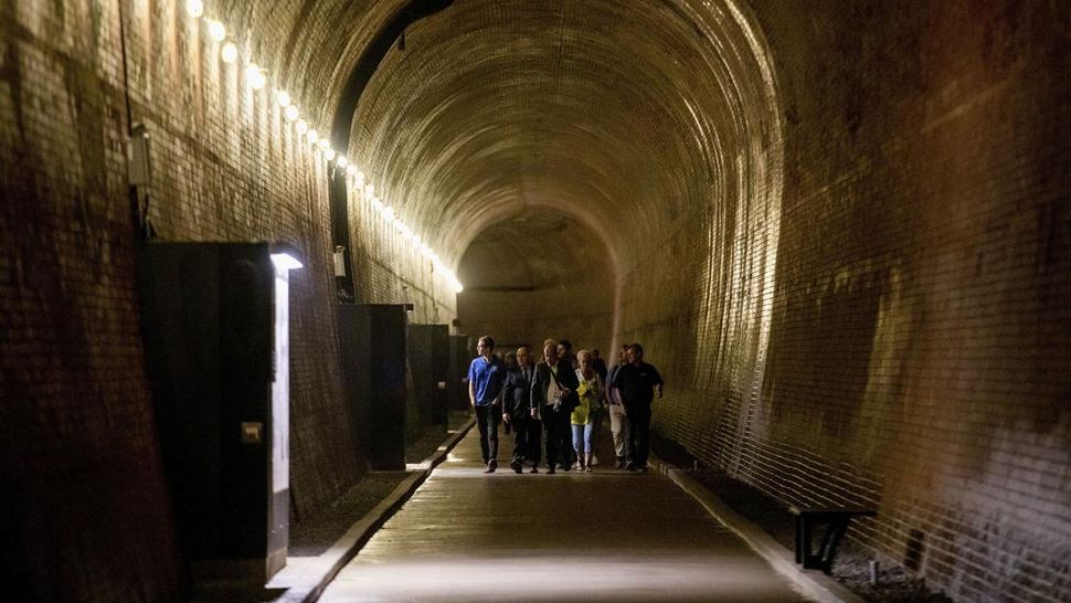 Menikmati Air Terjun Niagara dari Terowongan Seabad